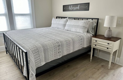 Burton House | Farmhouse at Memory Lake Sleeps 6 - 3 bedrooms - 1 bath