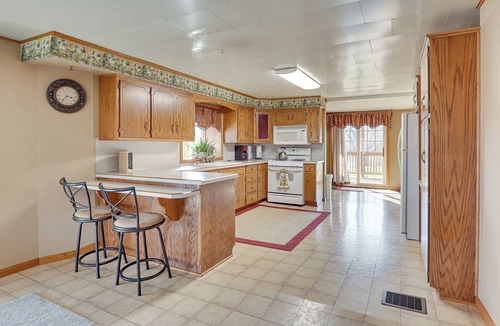 Dundee Cottage | Farmyard Stays Dundee Home w/Scenic Views!