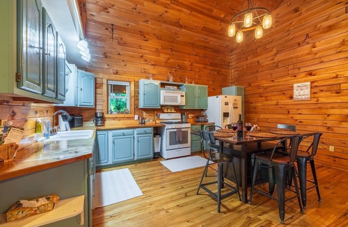 Laurelville Cabin | Fern Ridge Cabin - Hot Tub - 60 Acres with Trails!
