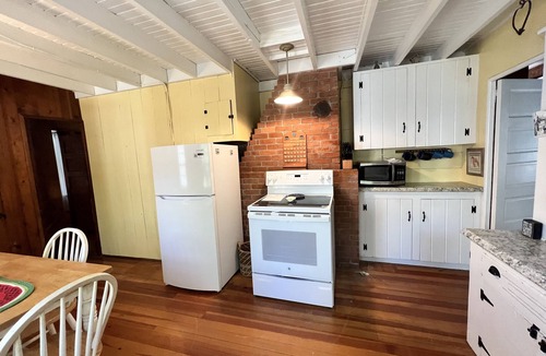Cedar Bushes Cottage | FIFA 40 minutes to Gillette Steps from the beach, charming cottage Plymouth Ma