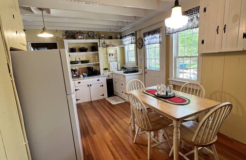Cedar Bushes Cottage | FIFA 40 minutes to Gillette Steps from the beach, charming cottage Plymouth Ma