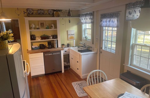 Cedar Bushes Cottage | FIFA 40 minutes to Gillette Steps from the beach, charming cottage Plymouth Ma