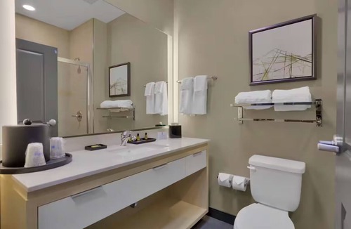 West Colorado Springs Hotel | Fillmore District Queen Std Breakfast, Pool & Gym