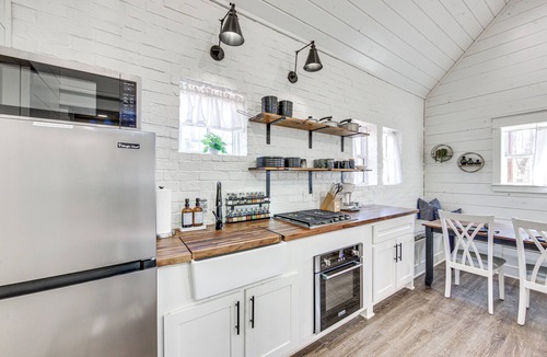 Rusk Cabin | Fire Pit, Deck & Grill: Charming Rusk Cabin!