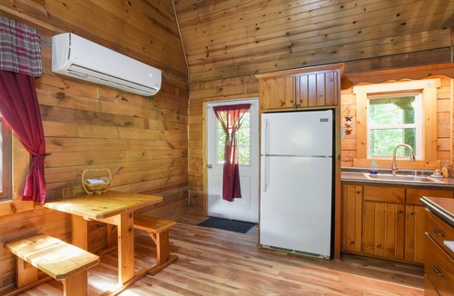 McArthur Cabin | Fireflies Hollow | Romantic Pond Retreat, Hot Tub