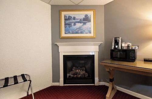 Bangor Hotel | Fireside Inn & Suites Bangor