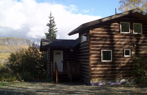 Sutton-Alpine Cabin | Fireweed Guesthouse! Relaxation with a view. Cannabis and pet friendly!