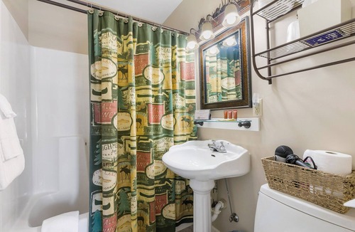 Downtown Branson Hotel | Fisherman-Themed King Suite | Adults Only | Downtown Branson