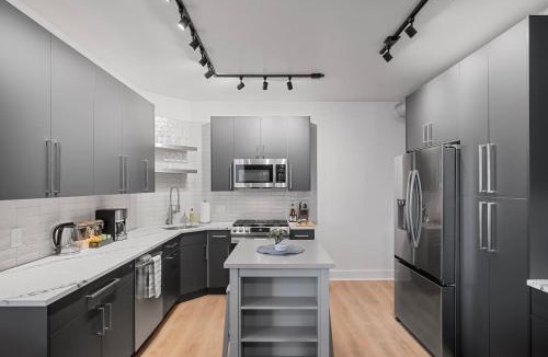 Shadyside Apartment | Flawless 3BR Suite with Four Beds, Two Decks and Free Parking in Prime Shadyside Location