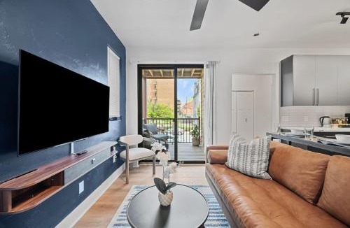 Shadyside Apartment | Flawless 3BR Suite with Four Beds, Two Decks and Free Parking in Prime Shadyside Location