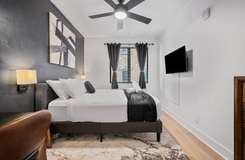 Shadyside Apartment | Flawless 3BR Suite with Four Beds, Two Decks and Free Parking in Prime Shadyside Location