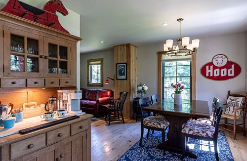 Austerlitz Cabin | Fog Hill Cabin is a peaceful retreat set in a forest landscape. Stargazing Bliss