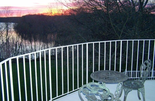 West Newbury House | FOR BUSINESS AND PLEASURE TRAVELERS Main Bedroom
