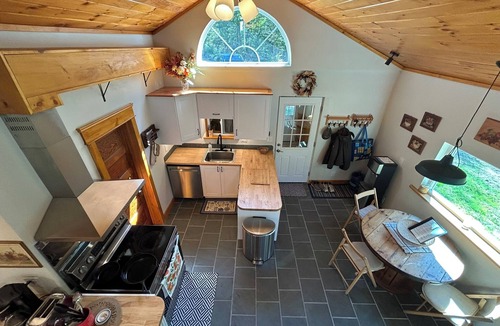 South Franklin Cottage | Forest Cottage by Creek near Mt Blue State Park