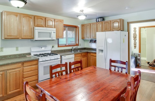 Coffman Cove Cabin | Forested Coffman Cove Cabin w/Wood-Burning Stove!