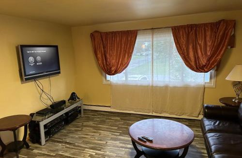 Taku - Campbell Apartment | Forget Me Not Home by Airport Upstairs with Deck