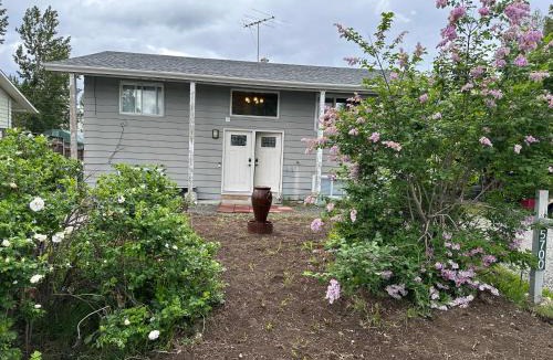 Taku - Campbell Apartment | Forget Me Not Home by Airport Upstairs with Deck