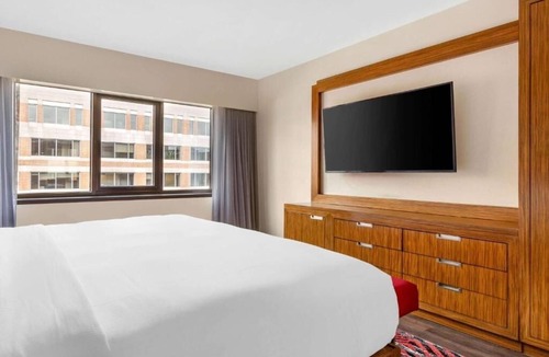 West End Hotel | Four 1BR King Suites | 5-Min Drive to White House| Free Breakfast & Pool Access