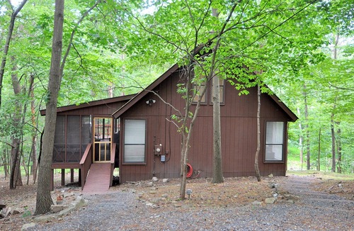 The Woods Cabin | Fox Hollow - Cozy Den With a Hot Tub