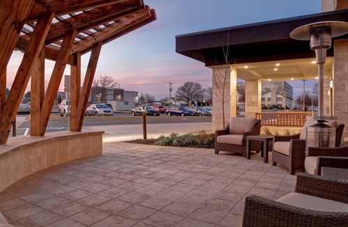 Overland Park Condo | Free Breakfast. Pool. Shared BBQ. Gym. Great Location! Near Overland Park Convention Center