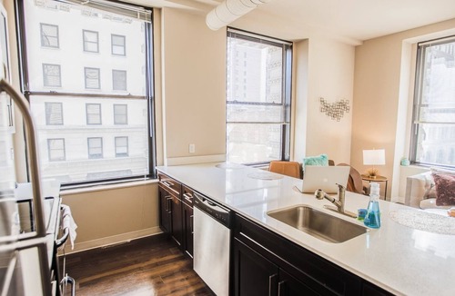 Downtown Baltimore Apartment | FREE IN/OUT PARKING| 2B/2BA Distinguished Apartment | Rooftop Deck & Gym