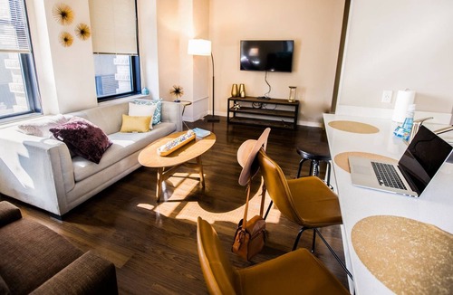 Downtown Baltimore Apartment | FREE IN/OUT PARKING| 2B/2BA Distinguished Apartment | Rooftop Deck & Gym