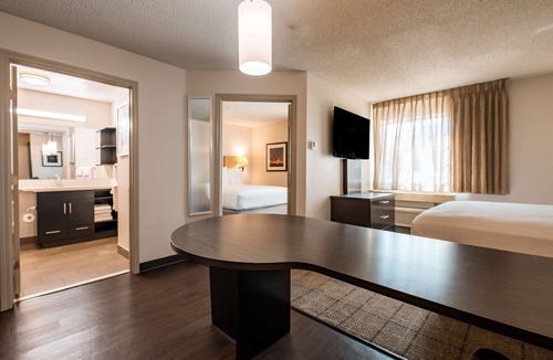Fossil Creek Hotel | Free Parking | Comfortable Suites | Perfect for Relaxed Stays