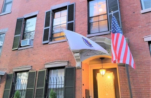 Highland Park Apartment | Fresh Modern City Loft Apt! Easy Access to the city!