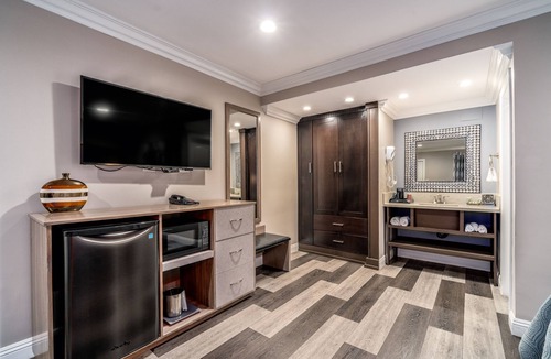 East Whittier Hotel | Friendly Hills Inn - Whittier, Los Angeles
