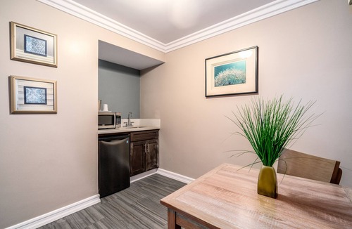 East Whittier Hotel | Friendly Hills Inn - Whittier, Los Angeles