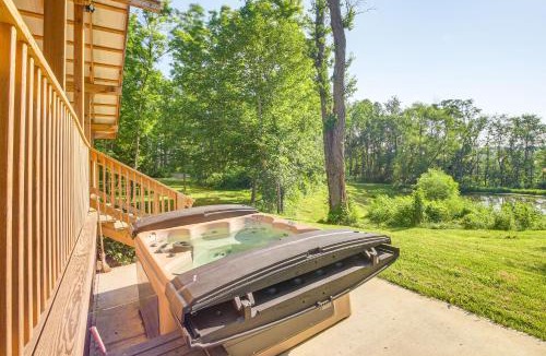East Fultonham House | 'Friends & Family' Rental Cabin w/Hot Tub!
