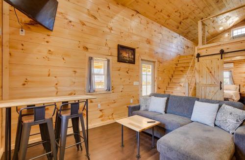 East Fultonham House | 'Friends & Family' Rental Cabin w/Hot Tub!