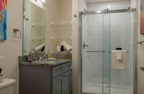 Cultural District Apartment | Frontdesk |1 BR Apt near Market Square
