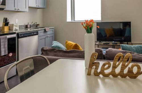 Cultural District Apartment | Frontdesk |1 BR Apt near Market Square