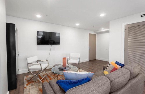 Hanover Place Apartment | FRONTDESK 1 BR Apt Steps to Dining and Nightlife