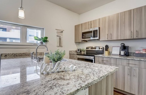 River Market Apartment | Frontdesk | 1 BR Apt close to Kauffman Stadium