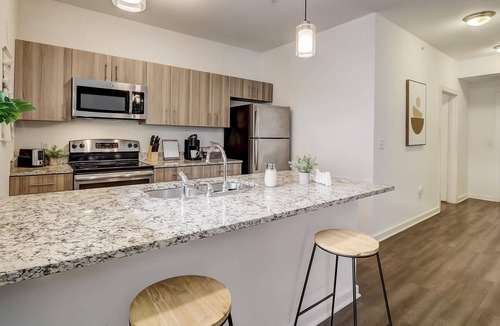 River Market Apartment | Frontdesk | 1 BR Apt close to Kauffman Stadium