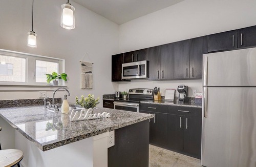 River Market Apartment | Frontdesk | 1 BR Apt near National WWI Museum