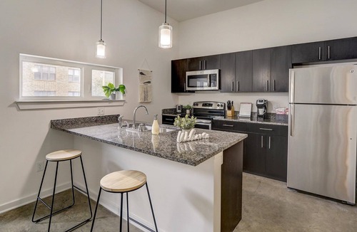 River Market Apartment | Frontdesk | 1 BR Apt near National WWI Museum