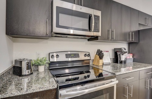 River Market Apartment | Frontdesk | 1 BR Apt near National WWI Museum