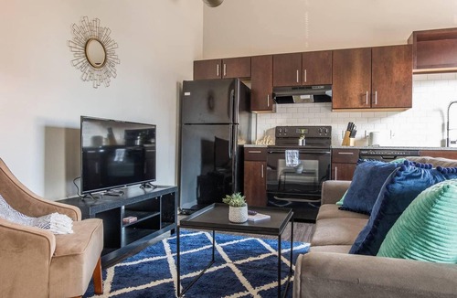 Downtown Kansas City Apartment | Frontdesk | Central 1BR + Balcony Near City Market