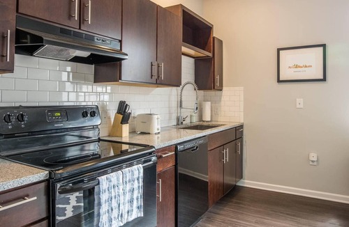 Downtown Kansas City Apartment | Frontdesk | Convenient 1BR Near Barney Allis Plaza