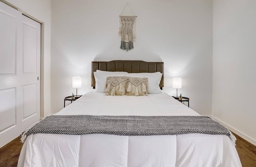 River Market Apartment | FRONTDESK RM - West Apts, River Market Dist, Kansas City