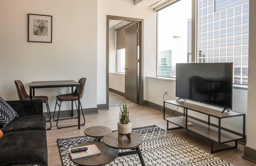 Downtown Kansas City Apartment | Frontdesk | Simple + Central 2BR High-Rise Apt