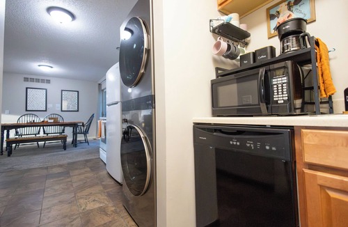 Grandview House | Full clean 3-bedroom house close to stadiums and pet friendly!
