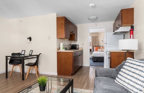 Beverly Hotel | Fully Equipped Kitchen and Free Parking Included for a Hassle-Free Stay