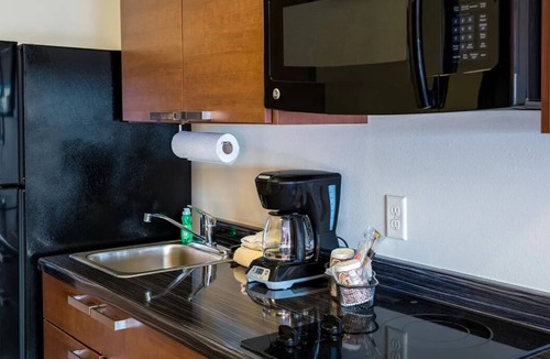 Meridian Hotel | Fully-Equipped Kitchen & Pet Welcome in Relaxing Room at Meridian