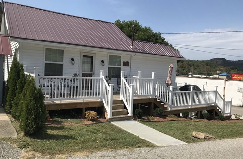 Foster Cottage | Fully Furnished 2 Bed single level - Ivy Branch Cottage