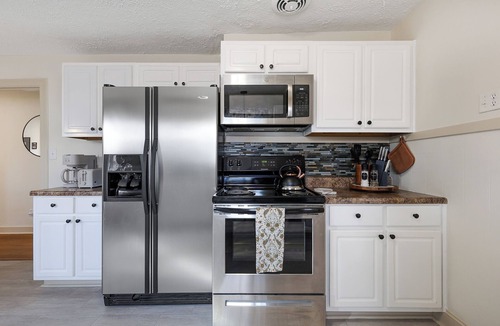 Bowling Green House | Fully furnished 3 bedroom 1 bath pet-friendly home in Bowling Green, KY