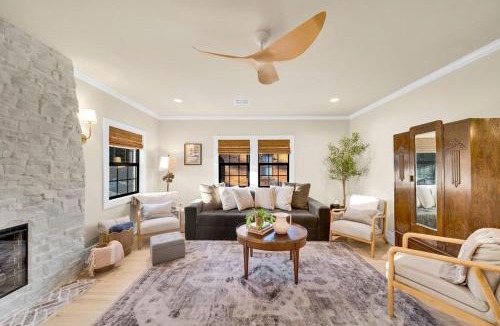 Cherry Street House | Fully Restored cottage, AMAZING game room, hot tub
